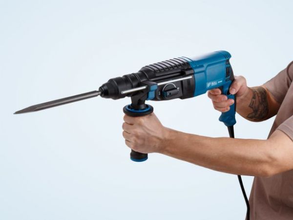 Перфоратор BULL BH 2602 в чем. Xcase 800 Вт, 3.0 Дж, 4 реж. + 2 зубила, 3 сверла, БЗП в комплекте(800 Вт, 3.0 Дж, 4 реж., патрон SDS-plus, БЗП в комплекте, вес 3.4 кг)