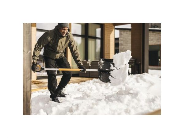 Скрепер для снега X-series FISKARS(длина: 1530мм; ширина: 530мм)