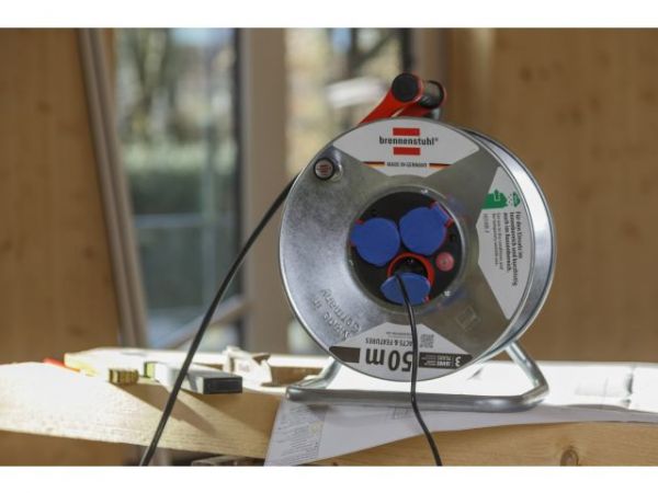 Удлинитель на катушке 50м (3 роз., 3.3кВт, метал. катушка, резин. кабель, с/з) Brennenstuhl Garant(3,3кВт; 3х1,5мм2; степень защиты: IP44)