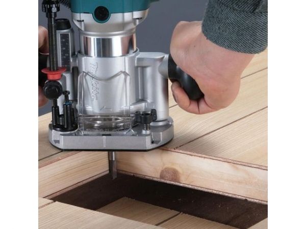 Фрезер кромочный MAKITA RT 0702 CX2 + аксессуары в сумке(710 Вт, цанга 8 мм, 30000 об/мин, регул. об.)