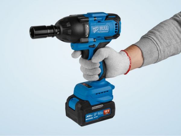 Ударный гайковерт BULL SC 1807 Xcase, XLTpro, БЕСЩЕТ., 18 В, 750 Н*м, 1/2', 1х4 А*ч, з/у 4 А(вес 2,24 кг)