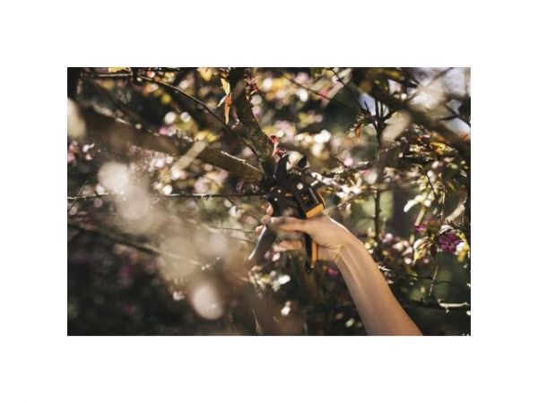 Секатор контактный FISKARS PowerStep с храповым механизмом