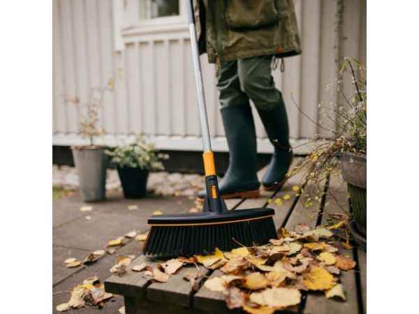 Метла эргономичная FISKARS