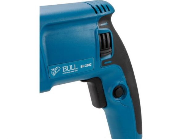 Перфоратор BULL BH 2602 в чем. Xcase 800 Вт, 3.0 Дж, 4 реж. + 2 зубила, 3 сверла, БЗП в комплекте(800 Вт, 3.0 Дж, 4 реж., патрон SDS-plus, БЗП в комплекте, вес 3.4 кг)