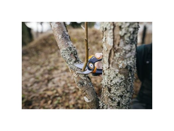 Секатор плоскостной FISKARS Xseries PowerGear M P921