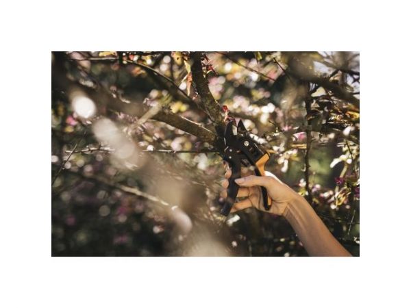 Секатор контактный FISKARS PowerStep с храповым механизмом