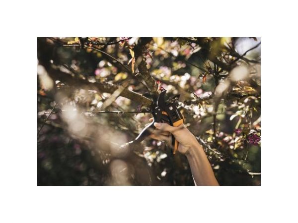 Секатор контактный FISKARS PowerStep с храповым механизмом