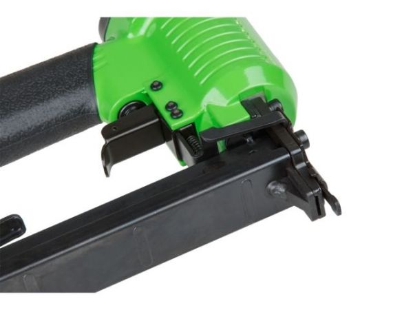 Пневмостеплер ECO ASL-40B(Скобы 20GA; 4.8-7.5 бар; 0.8 л/удар;  длина скобы 6-22 мм; ширина скобы 11,2 мм, магазин 100 шт.)