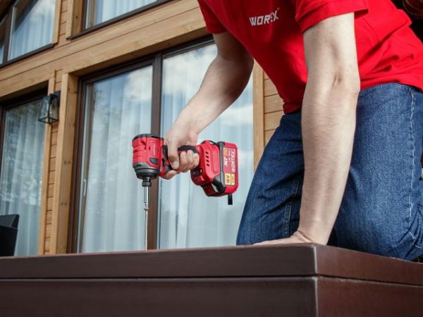 Ударный гайковерт/винтоверт WORTEX CWR 0218 в чем. XLT 2x2 А*ч, БЕСЩЕТ., 18 В, 220 Н*м(внутр. шестигр. 1/4', вес 0,92 кг)