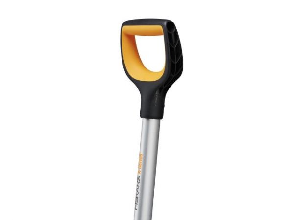 Скрепер для снега c изогнутой ручкой X-series FISKARS(длина: 1530мм, ширина: 533мм.)