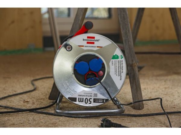 Удлинитель на катушке 50м (3 роз., 3.3кВт, метал. катушка, резин. кабель, с/з) Brennenstuhl Garant(3,3кВт; 3х1,5мм2; степень защиты: IP44)