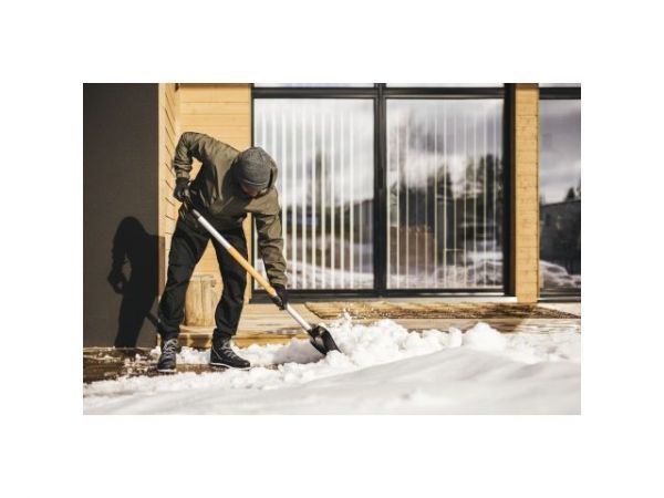 Скрепер для снега X-series FISKARS(длина: 1530мм; ширина: 530мм)