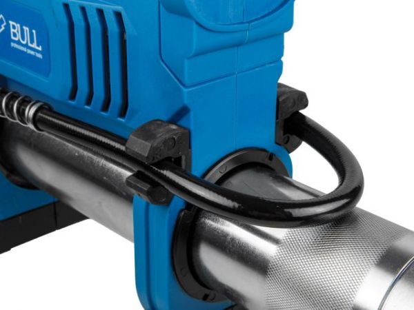 Шприц для смазки BULL CGG 6818 в кор. XLTpro SET 18 В, 690 атм., 255 г/мин, 1х4 А*ч, з/у 4 А(Шланг 76 см)