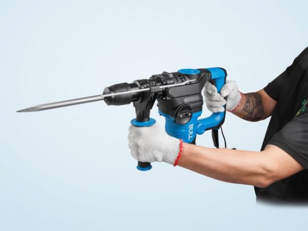 Перфоратор BULL BH 3202 в чем. 1500 Вт, 6,5 Дж, 32 мм, 2 реж. + 2 зуб., 3 сверла, SDS-plus(4,5 кг)