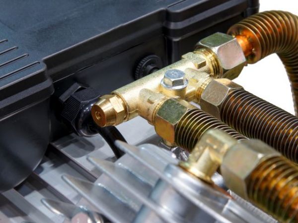 Компрессор ECO AE-502-3 коаксиальный(440 л/мин, 8 атм, коаксиальный, масляный, ресив. 50 л, 220 В, 2.20 кВт)