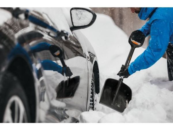 Лопата снеговая автомобильная телескопическая X-series FISKARS(длина: 795 - 987 мм, ширина: 280мм)
