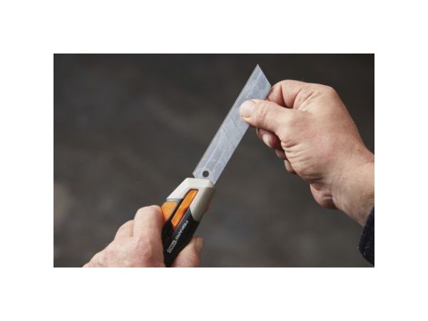 Нож с выдвижным, сменным лезвием 25мм CarbonMax FISKARS