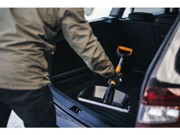 Лопата снеговая автомобильная X-series FISKARS(длина: 980мм, ширина: 290мм)