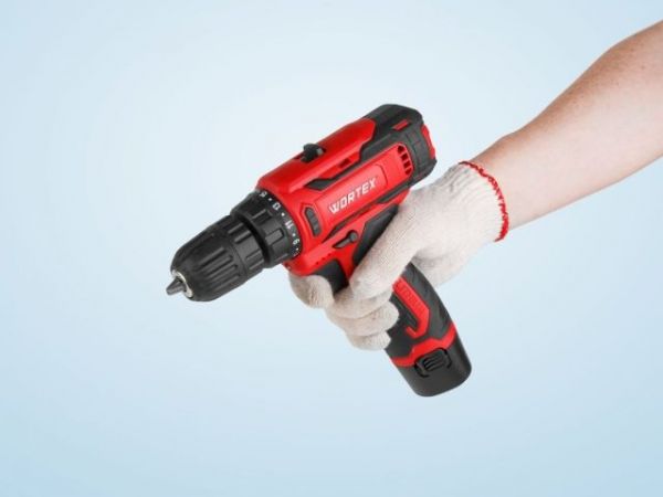 Дрель-шуруповерт WORTEX BD 1220 Li в чем. 12 В, 30 Н*м, 2х1.5 А*ч, БЗП 10 мм(шурупы до 6 мм)