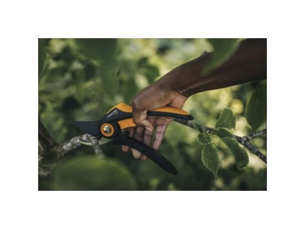 Секатор плоскостной FISKARS Plus P521