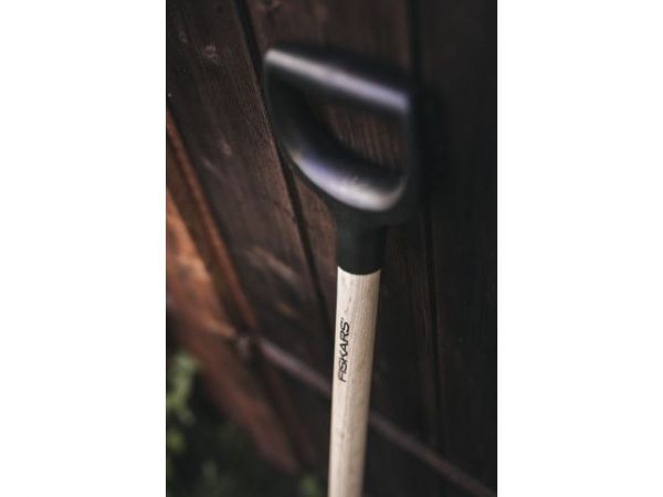 Лопата совковая с дер. черенком и ручкой FISKARS
