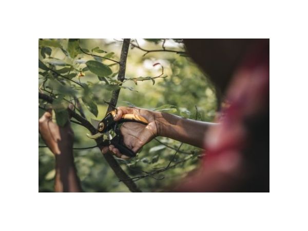 Секатор плоскостной FISKARS Plus PowerLever P721
