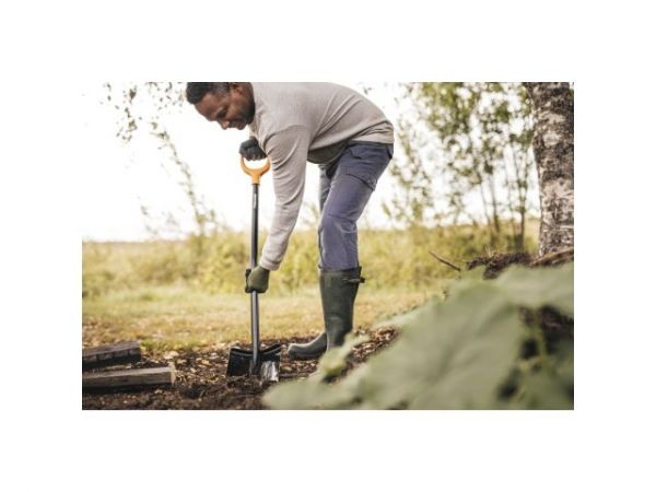 Лопата штыковая с удлиненным лезвием и удлин ручкой FISKARS(черная)