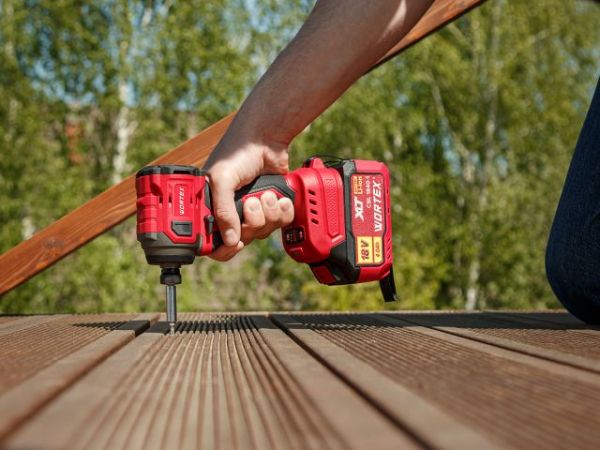 Ударный гайковерт/винтоверт WORTEX CWR 0218 в чем. XLT 2x2 А*ч, БЕСЩЕТ., 18 В, 220 Н*м(внутр. шестигр. 1/4', вес 0,92 кг)
