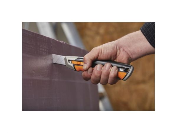 Нож с выдвижным, сменным лезвием 25мм CarbonMax FISKARS