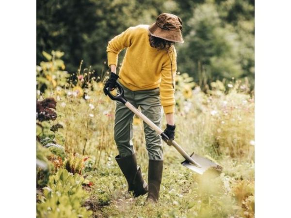 Лопата штыковая с закругленным лезвием и дер. черенком FISKARS(черная)