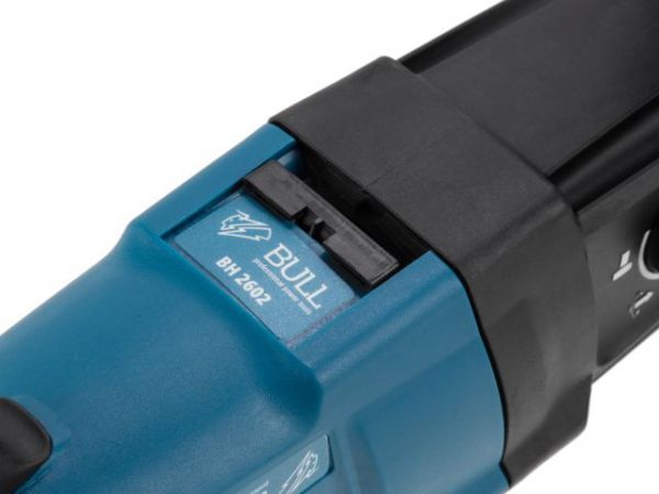 Перфоратор BULL BH 2602 в чем. Xcase 800 Вт, 3.0 Дж, 4 реж. + 2 зубила, 3 сверла, БЗП в комплекте(800 Вт, 3.0 Дж, 4 реж., патрон SDS-plus, БЗП в комплекте, вес 3.4 кг)