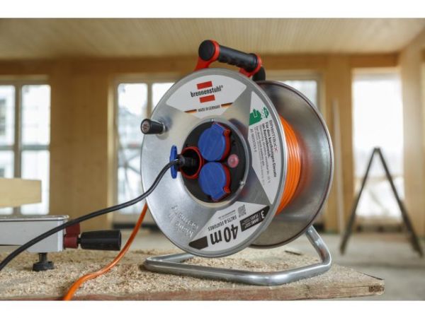 Удлинитель на катушке 40м (3 роз., 3.3кВт, метал. катушка, кабель до -35С, с/з) Brennenstuhl Garant(3,3кВт; 3х1,5мм2; степень защиты: IP44)
