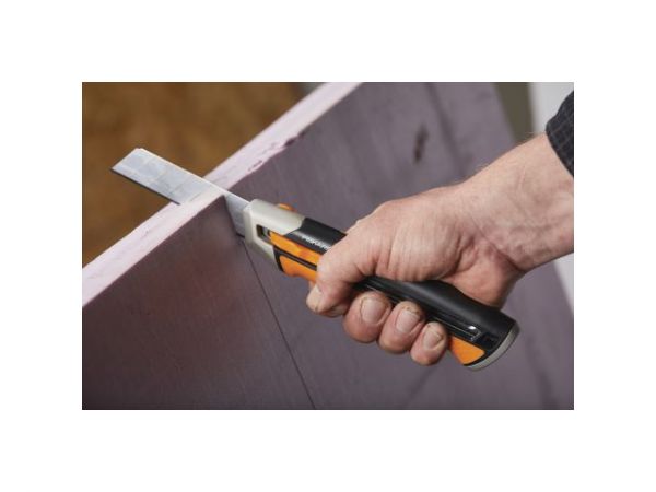 Нож с выдвижным, сменным лезвием 25мм CarbonMax FISKARS