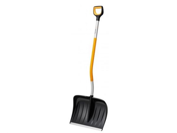 Скрепер для снега c изогнутой ручкой X-series FISKARS(длина: 1530мм, ширина: 533мм.)