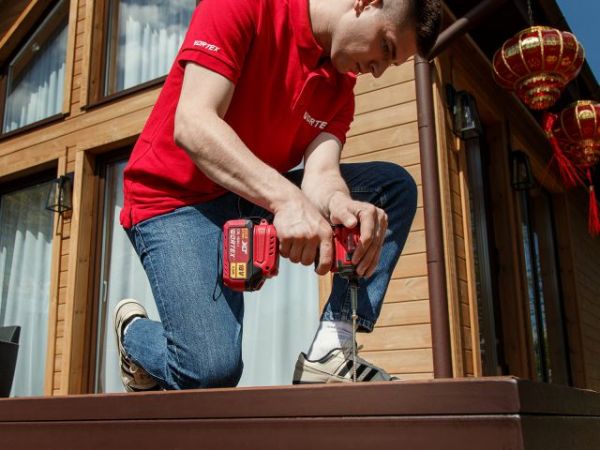 Ударный гайковерт/винтоверт WORTEX CWR 0218 в чем. XLT 2x2 А*ч, БЕСЩЕТ., 18 В, 220 Н*м(внутр. шестигр. 1/4', вес 0,92 кг)