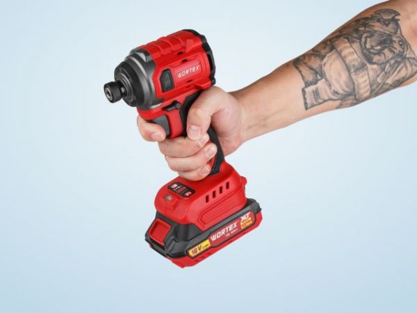 Ударный гайковерт/винтоверт WORTEX CWR 0218 в чем. XLT 2x2 А*ч, БЕСЩЕТ., 18 В, 220 Н*м(внутр. шестигр. 1/4', вес 0,92 кг)